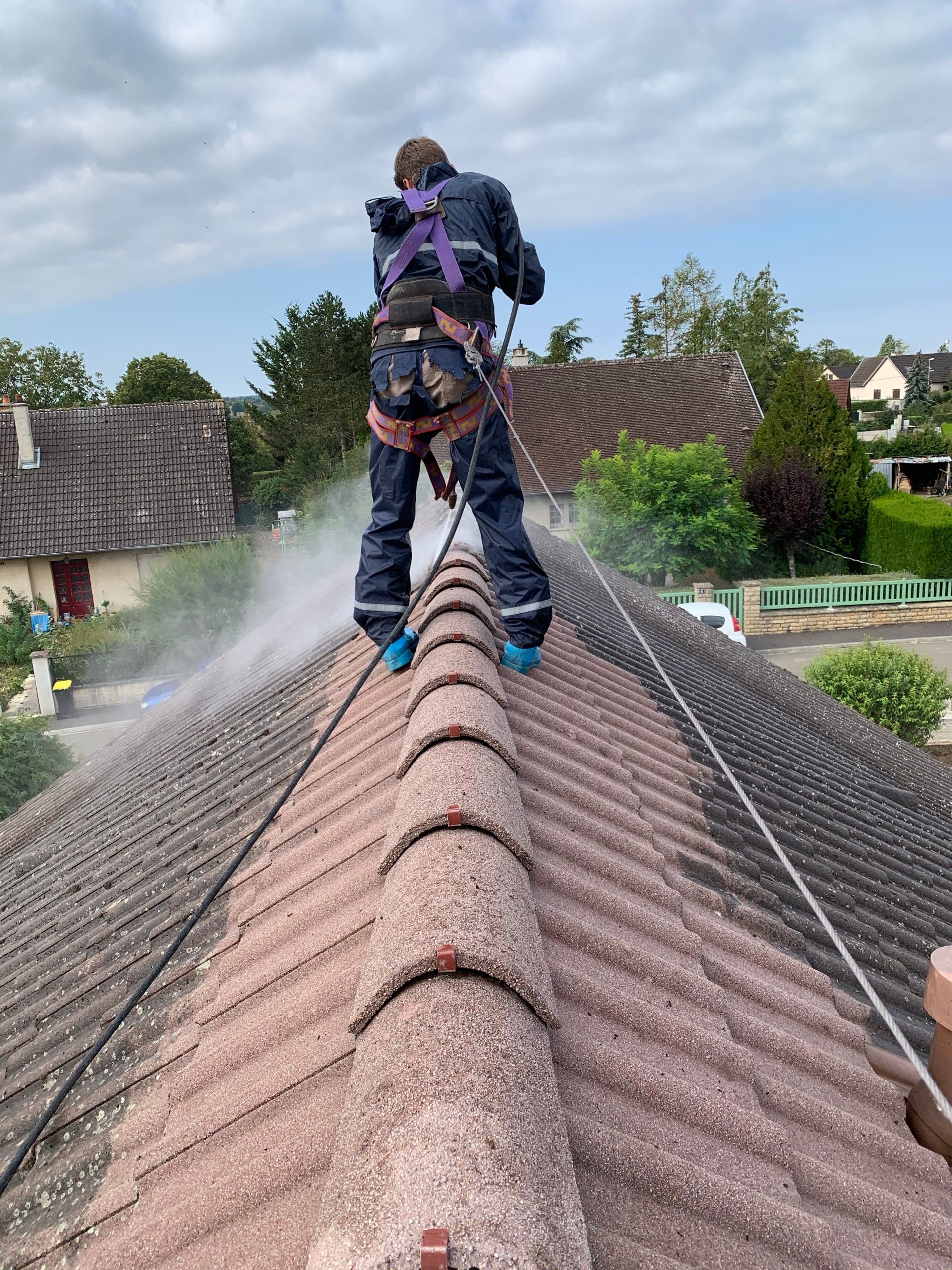 nettoyage_toiture_en_action Kévin en nettoyage de toiture