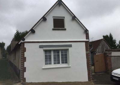 Photo d'une maison avec une façade neuve.