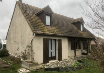 Photo d'une maison usée par le temps.