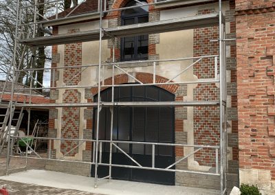 Photo d'une façade en pleine rénovation.