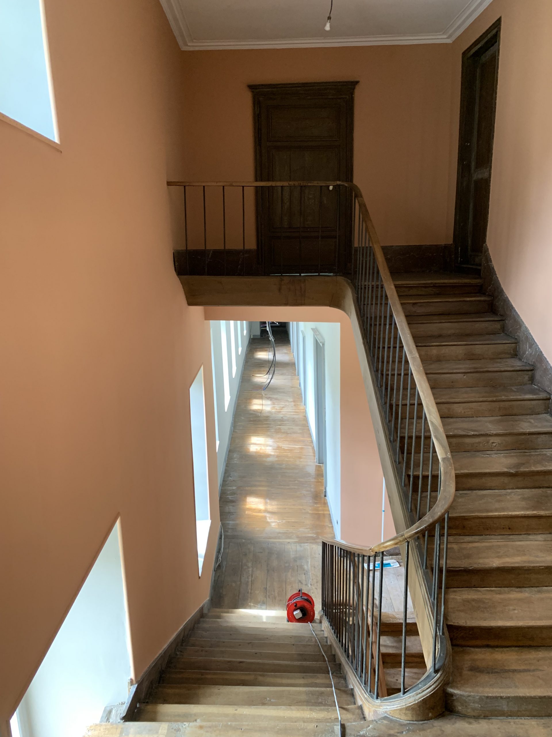 Photo d'escalier repeint.