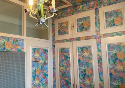 Image d'une pièce avec un motif fleur sur les murs.