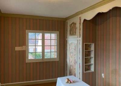 Photo d'une pièce avec des murs rayés.