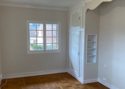 Photo d'une pièce avec les murs blancs.