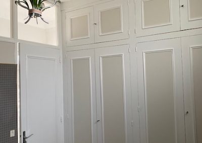 Image d'une pièce avec les murs peints en blanc.