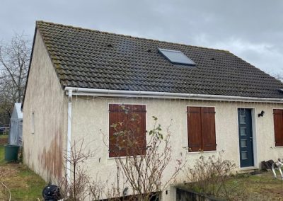 Image d'une maison avec une façade usée.