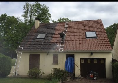 Photo d'une toiture en plein nettoyage.