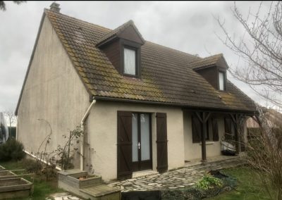 Photo d'une maison usée par le temps.