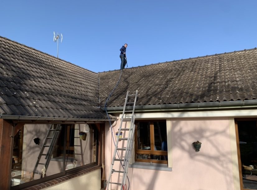 Photo-DoRenovation (46) Photo d'un homme sur le toit.