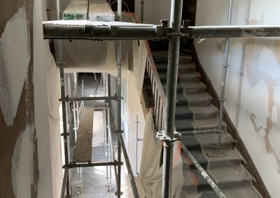 Photo d'un escalier en pleine rénovation.