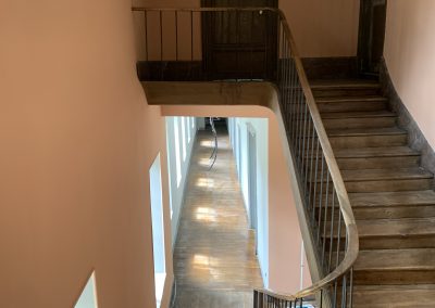 Photo d'escalier repeint.