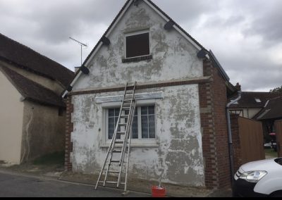 Photo d'une maison avec une façade usée.